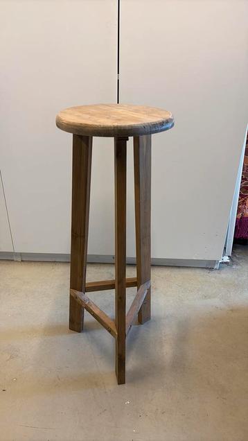 Leuke houten kruk beschikbaar voor biedingen