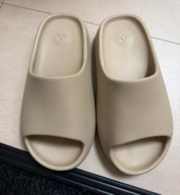 Adidas Yeezy Slide - Beige beschikbaar voor biedingen