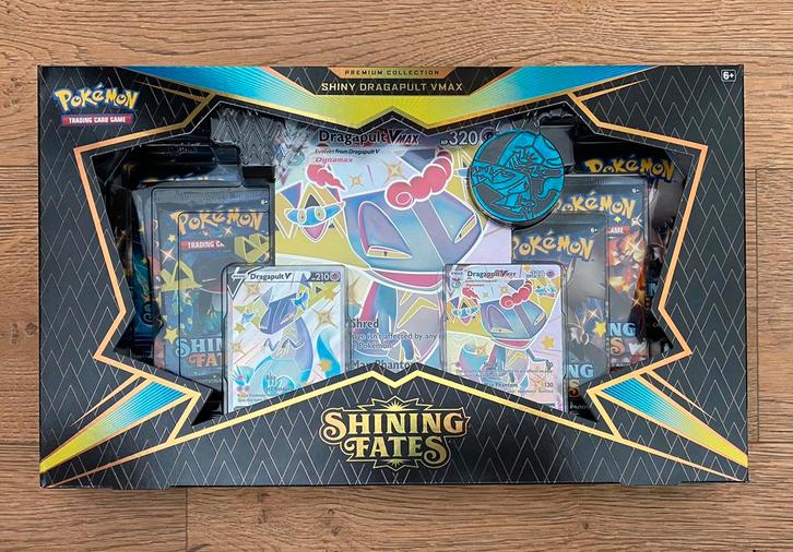 Pokémon TCG - Dragapult Premium Collection Shining Fates Box, Hobby en Vrije tijd, Verzamelkaartspellen | Pokémon, Nieuw, Foil