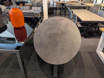 Mooi ovale Trespa-tafel beschikbaar voor biedingen