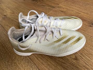 Binnen gympen Adidas maat 35 beschikbaar voor biedingen