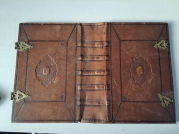 Antieke Bijbel/ boek kaft. compleet leder met blindstempels beschikbaar voor biedingen