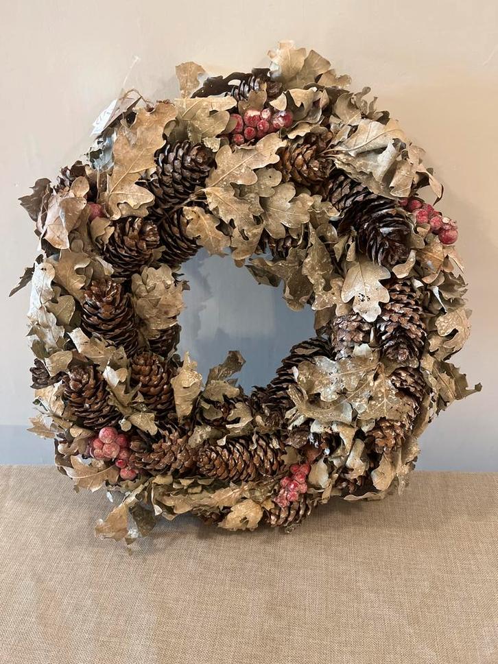 Decoratieve krans met dennenappels en bessen, Huis en Inrichting, Woonaccessoires | Kransen, Nieuw, Ophalen of Verzenden