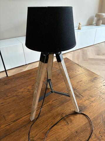 Leuk tafellampje hout/metaal met kap beschikbaar voor biedingen