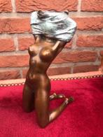 licht erotisch bronzen beeld, zich ontkledend naakt, Ophalen of Verzenden