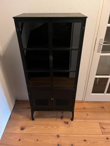 Metalen kast beschikbaar voor biedingen