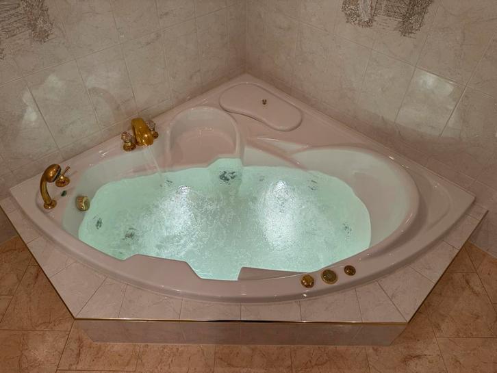 Zeer nette badkamer inrichting parelmoer, Huis en Inrichting, Badkamer | Complete badkamers, Met bad, Met douche, Ophalen of Verzenden