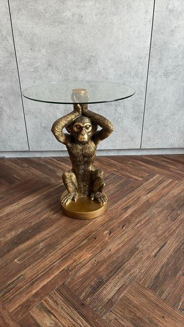 Bijzettafel met apenstreken beschikbaar voor biedingen