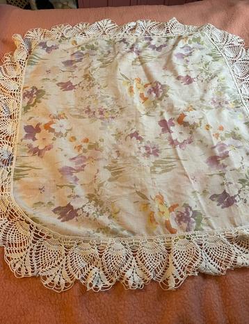 Bloemen tafelkleed, met grote gehaakte rand. 150x150 beschikbaar voor biedingen