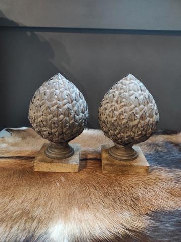 Artisjokken van metalen blaadjes beschikbaar voor biedingen