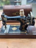 Singer naaimachine met houten kap., Ophalen
