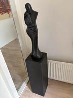 Abstract zwarte sculptuur op sokkel, Ophalen of Verzenden