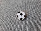 1 pin van een voetbal te koop, Verzamelen, Speldjes, Pins en Buttons, Ophalen of Verzenden, Nieuw, Sport, Speldje of Pin