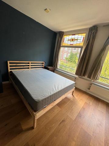 Tweepersoonsbed 160 cm breed + matras en lattenbodem
