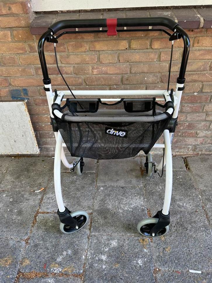 Roomba drive binnenrollator met netzak in goede staat, Diversen, Rollators, Zo goed als nieuw, Lichtgewicht, Opvouwbaar, Ophalen of Verzenden