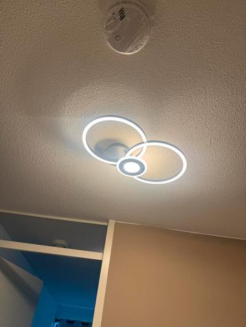Moderne plafondlamp beschikbaar voor biedingen