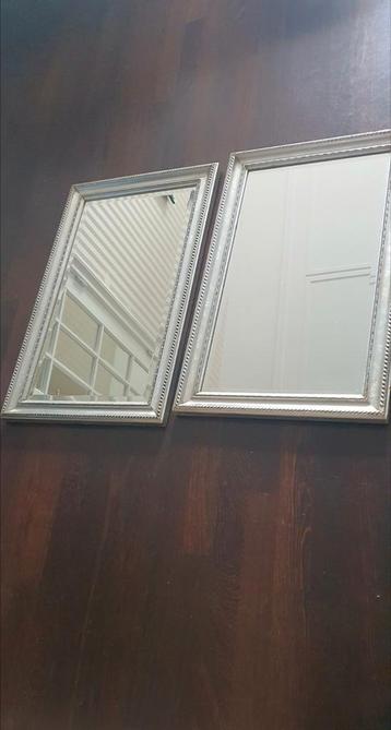 2  facet geslepen  spiegels van hout in kleur zilver  beschikbaar voor biedingen