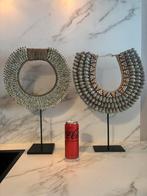 Schelpen kettingen op zwart metalen statief, Ophalen, Zo goed als nieuw