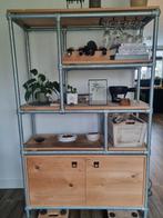 Houten kast met ijzeren frame, Huis en Inrichting, Kasten | Boekenkasten, Ophalen, 100 tot 150 cm, Metaal, 25 tot 50 cm