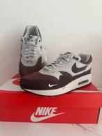 (Deadstock) Nike Air max 1 x Size? exclusive considered - 40, Kleding | Heren, Schoenen, Bruin, Nike, Nieuw, Ophalen of Verzenden