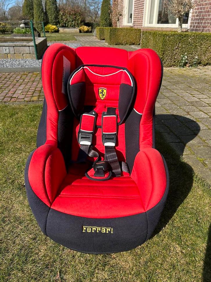 Ferrari autostoeltje, Kinderen en Baby's, Autostoeltjes, Zo goed als nieuw, Overige merken, 9 t/m 18 kg, Autogordel, Afneembare rugleuning