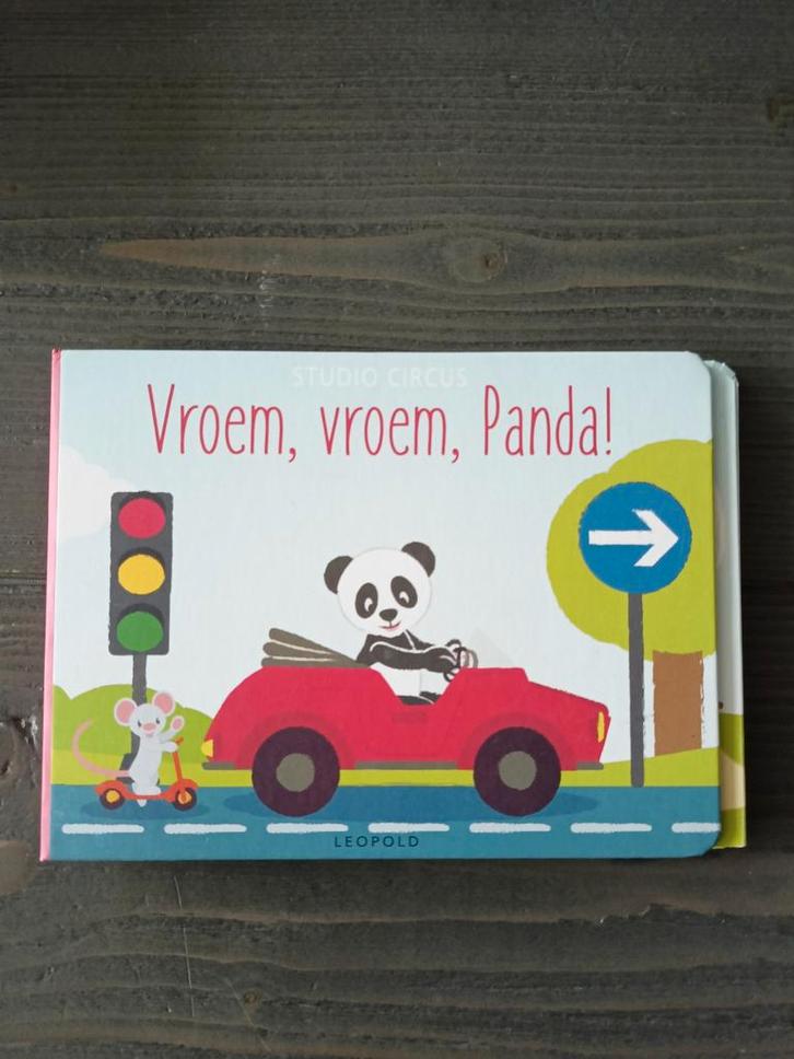Studio Circus - Vroem, vroem, Panda!, Boeken, Kinderboeken | Baby's en Peuters, Zo goed als nieuw, 3 tot 4 jaar, Uitklap-, Voel- of Ontdekboek