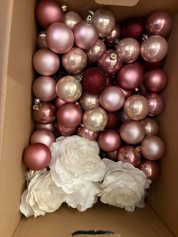 Kerst kerstballen en rozen beschikbaar voor biedingen