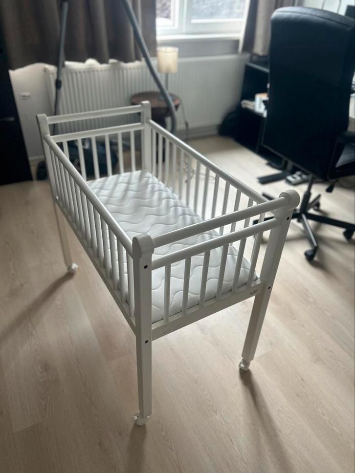 Nette witte babywieg, Kinderen en Baby's, Babywiegjes en Ledikanten, Zo goed als nieuw, Wieg, Ophalen