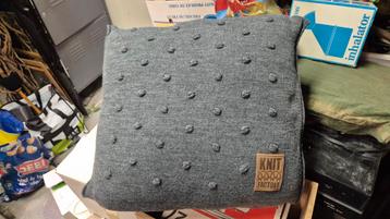 2 Knit Factory Noa sierkussens grijs 50x50 beschikbaar voor biedingen