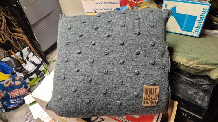 2 Knit Factory Noa sierkussens grijs 50x50, Huis en Inrichting, Woonaccessoires | Kussens, Zo goed als nieuw, Grijs, Vierkant