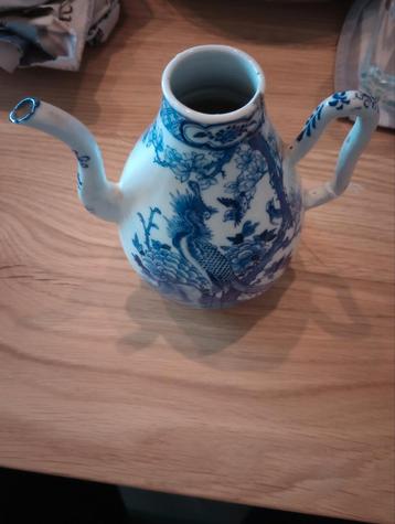 Antieke blauw-witte theepot beschikbaar voor biedingen