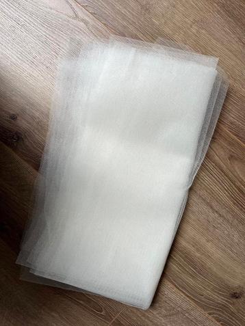 Tule wit ongebruikt bruiloft beschikbaar voor biedingen