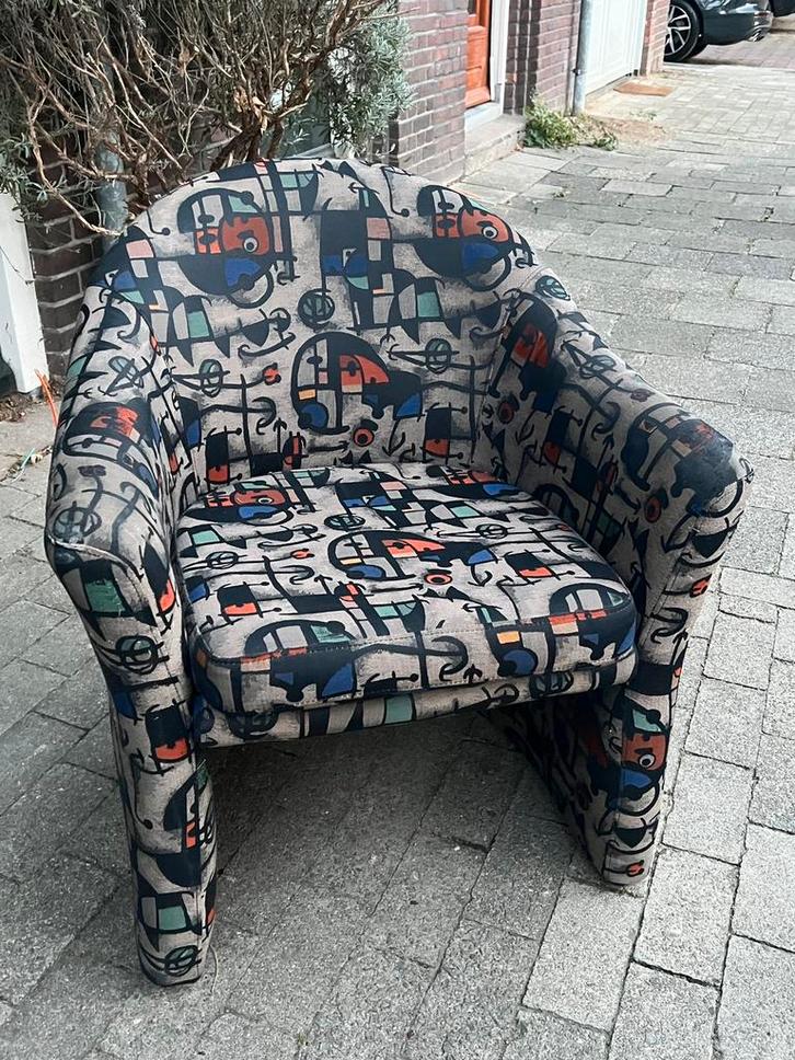 Vintage 1980 postmodern fauteuil Joan Miró bekleding, Huis en Inrichting, Fauteuils, Gebruikt, Stof, 50 tot 75 cm, Minder dan 75 cm