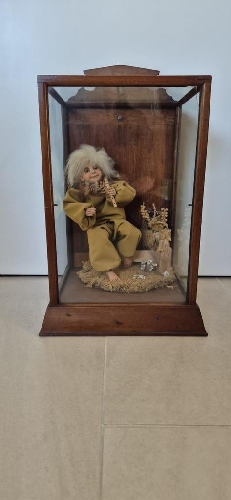 Oud vitrinekastje met laaf - Klein glas defect, Antiek en Kunst, Ophalen of Verzenden