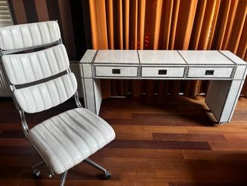 Handgemaakt stoer Bureau met lederen Bekleding beschikbaar voor biedingen