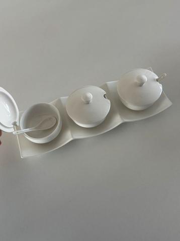 Exclusieve porseleinen condimentenset beschikbaar voor biedingen