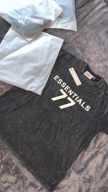 Essentials t shirt beschikbaar voor biedingen