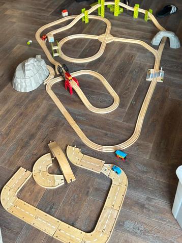 Houten treinbaan beschikbaar voor biedingen
