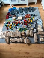 Houten treinbaan met treintjes en toebehoren, Kinderen en Baby's, Speelgoed | Houten speelgoed, Ophalen of Verzenden, Zo goed als nieuw