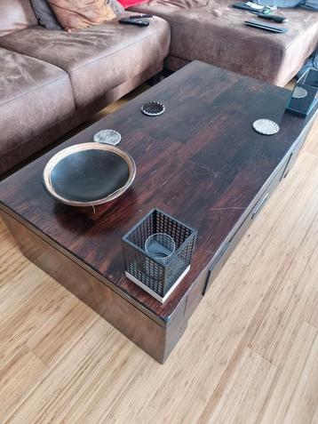 Salontafel van koloniaal hout beschikbaar voor biedingen