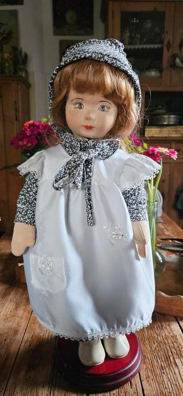 Zelfgemaakte Pop op Standaard beschikbaar voor biedingen