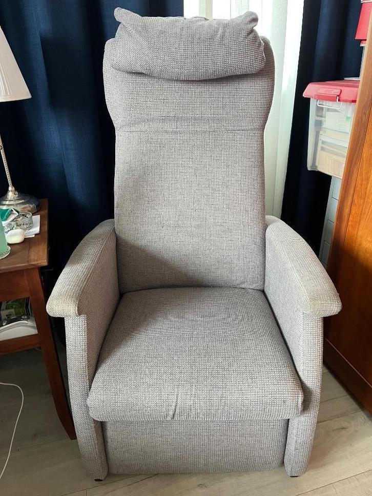 Sta op stoel, Huis en Inrichting, Fauteuils, Gebruikt, Metaal, Stof, 50 tot 75 cm, Minder dan 75 cm, Ophalen