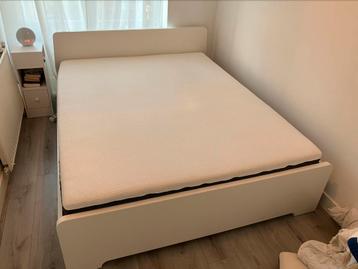 Queen Bed Frame & Mattress beschikbaar voor biedingen