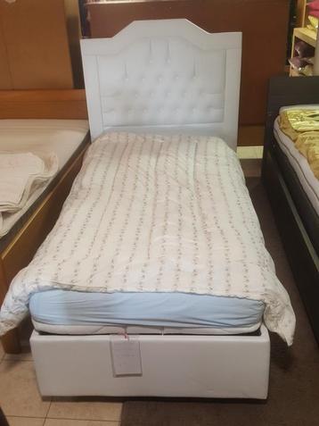 Mooie Kinderbed met Opbergruimte. beschikbaar voor biedingen