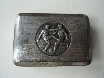 Oude tabaksdoos met afb voetbal  beschikbaar voor biedingen