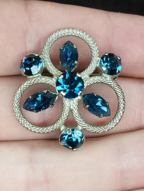 zeldzame mooie vintage broche saffieren Swarovski, Sieraden, Tassen en Uiterlijk, Broches, Zo goed als nieuw, Overige materialen
