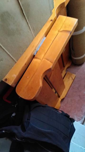 Bed houten eenvoudig (gratis) beschikbaar voor biedingen