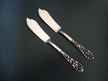 Twee zilveren Djokja Yogya botermesjes zilver, identieke set beschikbaar voor biedingen