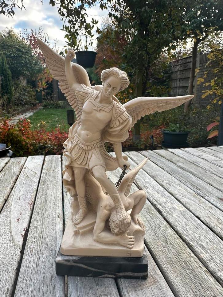 Sculptuur G. Ruggeri Aartsengel Michael verslaat duivel, Antiek en Kunst, Antiek | Religie, Ophalen of Verzenden