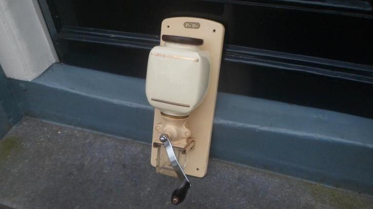 Wandkoffiemolen KOFFIEMOLEN crème wit wandbevestiging PeDe, Antiek en Kunst, Antiek | Keukenbenodigdheden, Ophalen of Verzenden